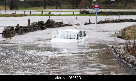 Wensleydale, North Yorkshire, UK. 18th November, 2015. A car caught up in the flooding around Hawes, Wensleydale in North Yorkshire. The second time flooding has hit the are in the past few days. Credit:  Wayne HUTCHINSON/Alamy Live News Stock Photo