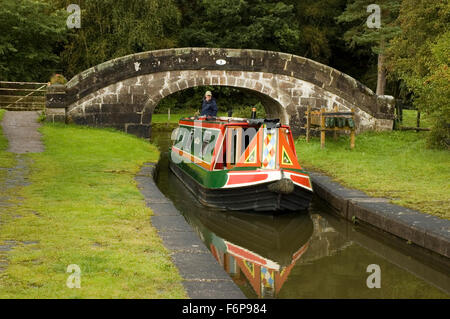 Narrow Boat, Bridge3, Caldon Canal,Leek Branch, Trent&Mersey Canal, Hazelhurst Aqueduct, Denford, Stoke-on-Trent, Staffordshire Stock Photo