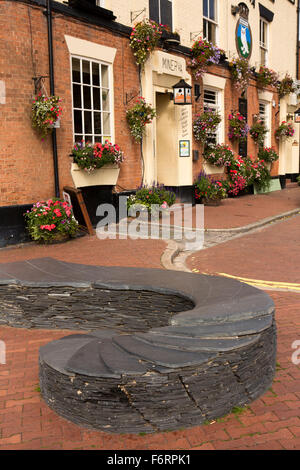 UK, England, Yorkshire, Hull, Nelson Street, Minerva Pier, Tide Turning slate sculpture in front of Minerva Pub Stock Photo