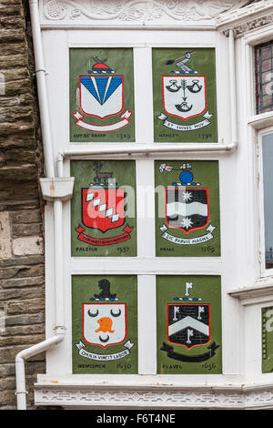 Crests from old local families (including Raleigh and Drake), decorate the upper story of a building in Fairfax Place, Dartmouth Stock Photo