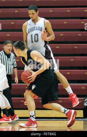 Chicago, IL, USA. 17th Nov, 2015. Chicago forward Waller Perez (10) guards during an NCAA basketball game with Lake Forest College and The University of Chicago in Chicago, IL. Patrick Gorski/CSM/Alamy Live News Stock Photo