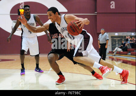 Chicago, IL, USA. 17th Nov, 2015. Chicago forward Waller Perez (10) drives past Lake Forest guard Ray Hunnicutt (2) during an NCAA basketball game with Lake Forest College and The University of Chicago in Chicago, IL. Patrick Gorski/CSM/Alamy Live News Stock Photo