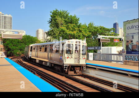 A CTA Brown Line rapid transit train as it departs the Sedgwick Avenue Station on its way to the Loop in downtown Chicago, Illinois, USA. Stock Photo