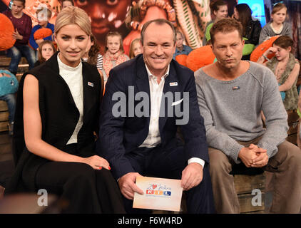 Cologne, Germany. 19th Nov, 2015. German model Lena Gerke (L-R), host Wolfram Kons and actor Til Schweiger pose during the RTL telethon in Cologne, Germany, 19 November 2015. The telethon lasted 30 hours in which RTL collected money for charity projects for childre. Photo: Henning Kaiser/dpa/Alamy Live News Stock Photo