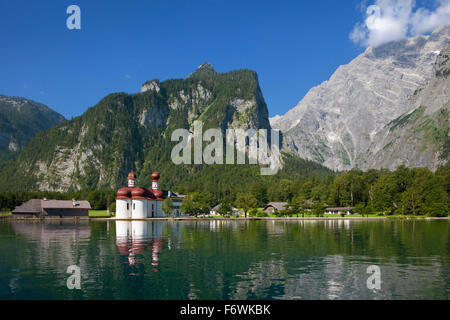 Baroque style pilgrimage church St Bartholomae, Watzmann east wall in the background, Koenigssee, Berchtesgaden region, Berchtes Stock Photo