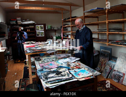 Filming artist John Kingerlee in his Skibbereen studio Stock Photo