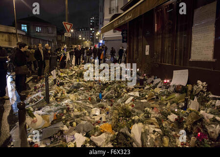 Paris, France. 19th Nov, 2015. Flowers, candles and messages left outside Le Carillon restaurant in the 11th arrondissement of Paris, one of the venues targeted by gunmen last Friday. © Guillaume Payen/ZUMA Wire/Alamy Live News Stock Photo