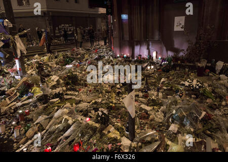 Paris, France. 19th Nov, 2015. Flowers, candles and messages left outside Le Carillon restaurant in the 11th arrondissement of Paris, one of the venues targeted by gunmen last Friday. © Guillaume Payen/ZUMA Wire/Alamy Live News Stock Photo