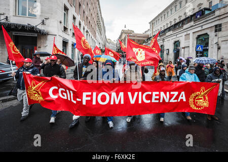 Rome, Italy. 21st Nov, 2015. Members of the Italian trade union FIOM CGIL take part in an anti-government rally to protest against the Italian government's 'Stability Law'. Thousands of demonstrators take part in an anti-government rally called by FIOM CGIL, Italy's metalworkers' trade union, in downtown Rome to protest against the Italian government's 'Stability Law'. Credit:  Giuseppe Ciccia/Pacific Press/Alamy Live News