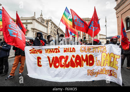 Rome, Italy. 21st Nov, 2015. Members of the Italian trade union FIOM CGIL take part in an anti-government rally to protest against the Italian government's 'Stability Law'. Thousands of demonstrators take part in an anti-government rally called by FIOM CGIL, Italy's metalworkers' trade union, in downtown Rome to protest against the Italian government's 'Stability Law'. Credit:  Giuseppe Ciccia/Pacific Press/Alamy Live News