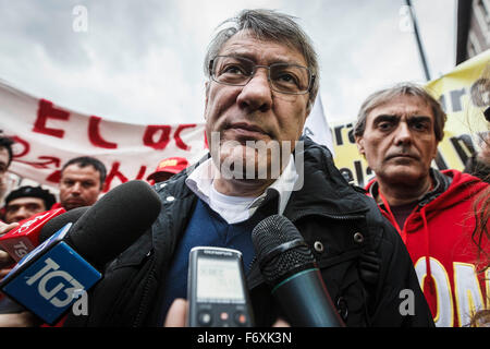 Rome, Italy. 21st Nov, 2015. Maurizio Landini, FIOM CGIL General Secretary, speaks at the press during an anti-government rally to protest against the Italian government's 'Stability Law'. Thousands of demonstrators take part in an anti-government rally called by FIOM CGIL, Italy's metalworkers' trade union, in downtown Rome to protest against the Italian government's 'Stability Law'. Credit:  Giuseppe Ciccia/Pacific Press/Alamy Live News