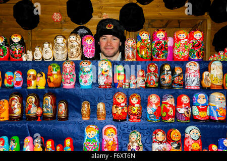 Glasgow, UK. 21st Nov, 2015. With only 33 days left before Christmas, the annual Glasgow International Street Market once again is proving to be a great attraction. Shoppers were buying gifts, souvenirs and food from the many stall, including those from Germany, Spain, Italy, Russia and France Credit:  Findlay/Alamy Live News Stock Photo