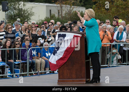 North Charleston, South Carolina, USA. 21st Nov, 2015. Former Secretary of State and Democratic presidential candidate Hillary Rodham Clinton rallies supporters during the Blue Jamboree campaign event. Stock Photo