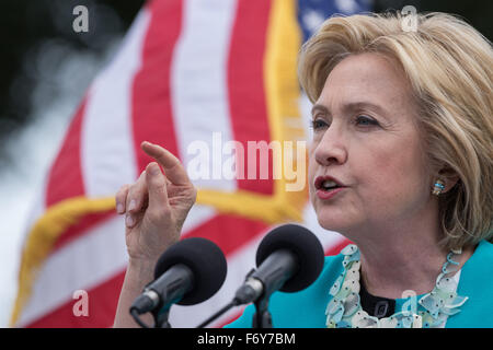 North Charleston, South Carolina, USA. 21st Nov, 2015. Former Secretary of State and Democratic presidential candidate Hillary Rodham Clinton rallies supporters during the Blue Jamboree campaign event. Stock Photo