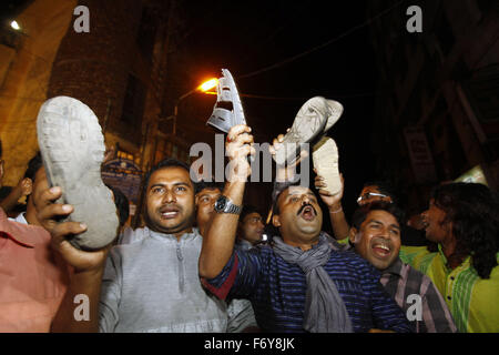 Dhaka, Bangladesh. 22nd Nov, 2015.  People react showing shoes after hearing of war criminals Salauddin Quader Chowdhury and Ali Ahsan Muhammad Mojaheed's executed in front of Dhaka Central Jail Gate.Two war criminals, BNP leader Salauddin Quader Chowdhury and Jamaat-e-Islami secretary general Ali Ahsan Mohammad Mojaheed, have been executed at the same time for their crimes committed against humanity in 1971 Credit:  ZUMA Press, Inc./Alamy Live News Stock Photo