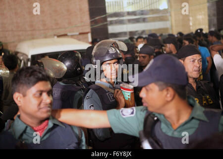 Dhaka, Bangladesh. 22nd Nov, 2015.  Security in front of Dhaka Central Jail from the front ahead of execution of two top war criminals Salauddin Quader Chowdhury and Ali Ahsan Muhammad Mojaheed in Dhaka on November 22, 2015.Two war criminals, BNP leader Salauddin Quader Chowdhury and Jamaat-e-Islami secretary general Ali Ahsan Mohammad Mojaheed, have been executed at the same time for their crimes committed against humanity in 1971, says jail official.They were executed by hanging at 12:55am Sunday at Dhaka Central Jail, said Inspector General of Prison Syed © Z © ZUMA Press, Inc./Alamy Live N Stock Photo