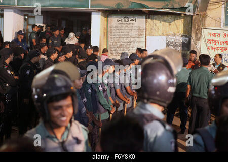 Dhaka, Bangladesh. 22nd Nov, 2015.  Security in front of Dhaka Central Jail from the front ahead of execution of two top war criminals Salauddin Quader Chowdhury and Ali Ahsan Muhammad Mojaheed in Dhaka on November 22, 2015.Two war criminals, BNP leader Salauddin Quader Chowdhury and Jamaat-e-Islami secretary general Ali Ahsan Mohammad Mojaheed, have been executed at the same time for their crimes committed against humanity in 1971, says jail official.They were executed by hanging at 12:55am Sunday at Dhaka Central Jail, said Inspector General of Prison Syed © Z © ZUMA Press, Inc./Alamy Live N Stock Photo