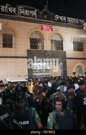 Dhaka, Bangladesh. 22nd Nov, 2015.  Security in front of Dhaka Central Jail from the front ahead of execution of two top war criminals Salauddin Quader Chowdhury and Ali Ahsan Muhammad Mojaheed in Dhaka on November 22, 2015.Two war criminals, BNP leader Salauddin Quader Chowdhury and Jamaat-e-Islami secretary general Ali Ahsan Mohammad Mojaheed, have been executed at the same time for their crimes committed against humanity in 1971, says jail official.They were executed by hanging at 12:55am Sunday at Dhaka Central Jail, said Inspector General of Prison Syed © Z © ZUMA Press, Inc./Alamy Live N Stock Photo