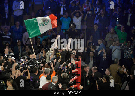 Las Vegas, Usa. 21st Nov, 2015. Mexico's Canelo Alvarez cheers to his fans after going 12 round with Puerto Rico's Miguel Cotto Saturday. Canelo Alvarez took the win by unanimous decision over Miguel Cotto for the WBC middleweight title at the Mandalay Bay hotel in Las. Photo by Gene Blevins/LA DailyNews/ZumaPress Credit:  Gene Blevins/ZUMA Wire/Alamy Live News Stock Photo