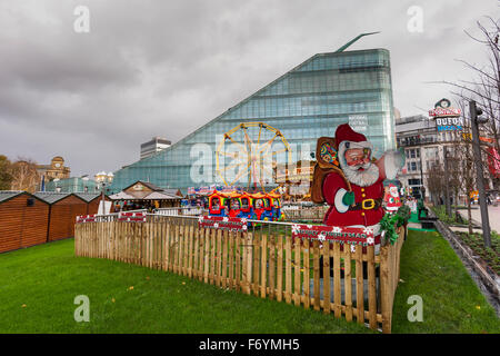 Manchester, UK. The popular Manchester city Christmas Markets showcase products from our European neighbours and draw crowds from the UK and the Europe. Credit:  David Broadbent/Alamy Live News Stock Photo