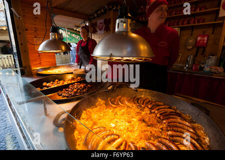 Manchester, UK. The popular Manchester city Christmas Markets showcase products from our European neighbors and draw crowds from the UK and the Europe. Credit:  David Broadbent/Alamy Live News Stock Photo