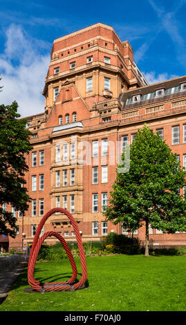 The Sackville Street Building and the 'Technology Arch' sculpture by Axel Wolkenhauer.  Granby Row, Manchester, England, UK Stock Photo