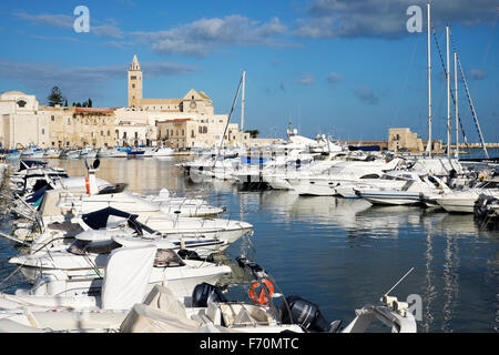 Boats in the harbour by the cathedral of St. Nicholas the Pilgrim (San Nicola Pellegrino) in Trani, Apulia, Italy, Europe Stock Photo