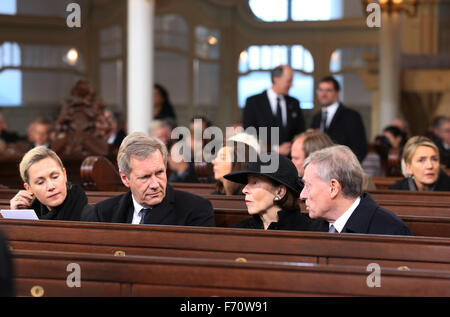 Hamburg, Germany. 23rd Nov, 2015. Former German President Christian Wulff (2.f.l.) and his wife Bettina (l), Horst Koehler and his wife Eva Luise Koehler attending at the state funeral for former German Chancellor Helmut Schmidt in the St. Michael's church in Hamburg, Germany, 23 November 2015. The former Chancellor died at 96 in Hamburg. Credit:  dpa picture alliance/Alamy Live News Stock Photo