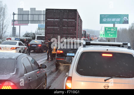 Taiyuan, China's Shanxi Province. 23rd Nov, 2015. Vehicles get stuck on the expressway from Taiyuan to Changzhi in Taiyuan, capital of north China's Shanxi Province, Nov. 23, 2015. A snowfall hit the province, causing traffic accidents and close of expressways. © Cao Yang/Xinhua/Alamy Live News Stock Photo