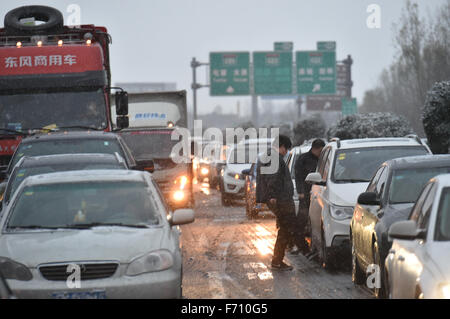 Taiyuan, China's Shanxi Province. 23rd Nov, 2015. Vehicles get stuck on the expressway from Taiyuan to Changzhi in Taiyuan, capital of north China's Shanxi Province, Nov. 23, 2015. A snowfall hit the province, causing traffic accidents and close of expressways. © Cao Yang/Xinhua/Alamy Live News Stock Photo