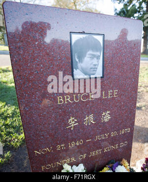 Seattle, Washington, USA. 20th Nov, 2015. Martial arts expert and film star Bruce Lee is buried at Lakeview cemetery in Seattle, Washington, in plot number 276. The Hollywood star, born in San Francisco on November 27, 1940, died in Hong Kong on July 20, 1973, after several severe health events. Many believe Lee was actually murdered although no real proof exists. Lee, who lived for a time as a young adult in Seattle, attended the University of Washington, and later married a local Seattlite, had one son, Brandon. Brandon Lee, a 28 year old up and coming film star, was killed on a North C Stock Photo