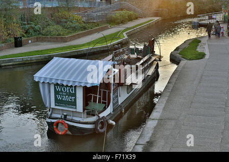 Word on the Water floating bookshop on Regents Canal, King's Cross, London Stock Photo