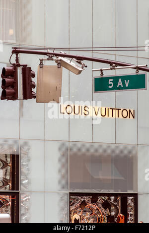 Louis Vuitton shop, Fifth Avenue at left East 57th Street, Louis Vuitton  building, 5th Avenue, Midtown, Manhattan, New York City, New York, USA. -  SuperStock