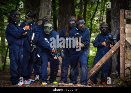 A team of teenagers ready to play a paintballing party. Équipe d'adolescents se préparant à disputer une partie de paintball. Stock Photo