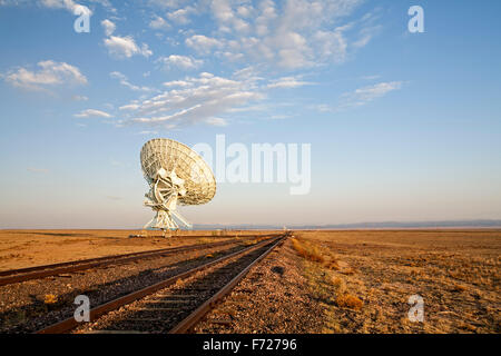 Radio telescope and tracks, Very Large Array (VLA), San Agustin Plains, near Magdalena, New Mexico USA Stock Photo