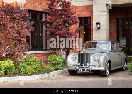 A 1959 Rolls-Royce Silver Cloud II parked outside of the Oak Bay Beach Hotel in Oak Bay, Victoria, British Columbia, Canada. Stock Photo