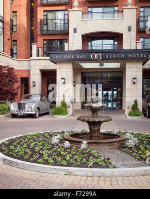 A 1959 Rolls-Royce Silver Cloud II parked outside of the Oak Bay Beach Hotel in Oak Bay, Victoria, British Columbia, Canada. Stock Photo