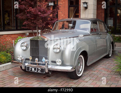 A 1959 Rolls-Royce Silver Cloud II parked outside of the Oak Bay Beach Hotel in Oak Bay, Victoria, British Columbia, Canada. Stock Photo