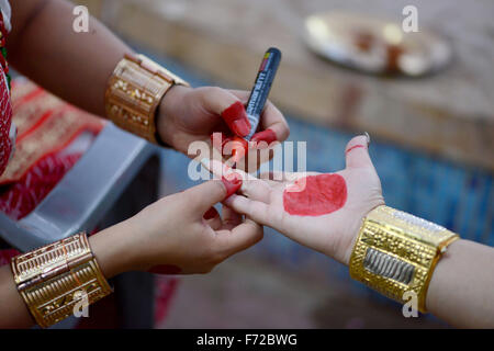 applying mehndi on Sattriya dancer hand, india, asia, MR#786