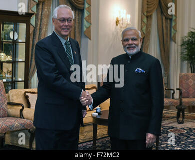 Singapore. 24th Nov, 2015. India's Prime Minister Narendra Modi (R) shakes hands with Singaporean Emeritus Senior Minister Goh Chok Tong at Singapore's Istana, Nov. 24, 2015. Modi is on the second day of a two-day state visit to Singapore. Credit:  Pool/Roslan Rahman/Xinhua/Alamy Live News Stock Photo