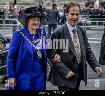 London, UK. 24th November, 2015. Jeffrey Evans the Lord Mayor of London arrives to attend the Tenth General Synod at Westminster Abbey Credit:  Guy Corbishley/Alamy Live News Stock Photo