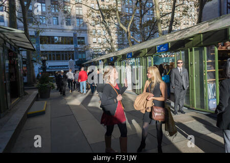 Visitors to Bryant Park in New York enjoy the unseasonable warm weather while shopping at the Bryant Park Holiday Market, looking for Christmas gifts, on Monday, November 16, 2015. (© Richard B. Levine) Stock Photo