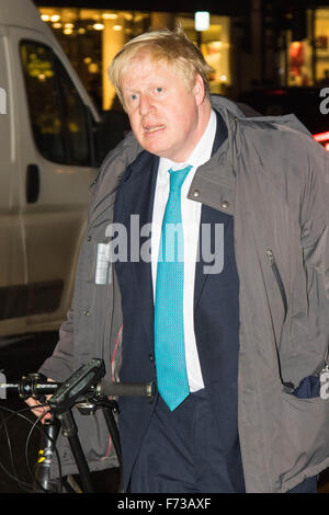 Halcyon Gallery, London, November 24th 2015. Mayor of London Boris Johnson joins celebrities and business leaders at Mayfair’s Halcyon Gallery where pictures from a book showcasing London’s true colours will be sold to raise money for the Mayor’s Fund For London, which helps disadvantaged youths gain a foothold on the employment ladder. PICTURED: Mayor of London Boris Johnson arrives on his bicycle. Credit:  Paul Davey/Alamy Live News Stock Photo