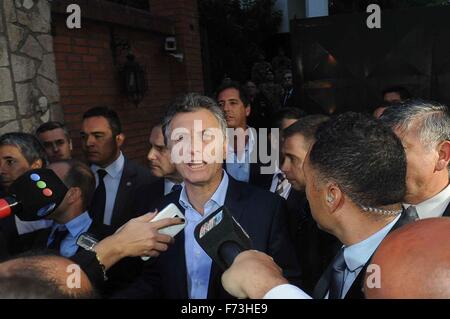 Olivos, Argentina. 24th Nov, 2015. Argentina's president-elect Mauricio Macri (C) talks to media after his private meeting with incumbent President Cristina Fernandez at the presidential residence of Quinta de Olivos, in the city of Olivos, 20km from Buenos Aires, Argentina, on Nov. 24, 2015. Credit:  Raul Ferrari/TELAM/Xinhua/Alamy Live News Stock Photo