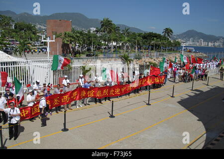 Acapulco, Mexico. 24th Nov, 2015. Chinese residents in Mexico welcome visiting ships of the Chinese People's Liberation Army Navy (PLAN) at the port of Acapulco, Mexico, on Nov. 24, 2015. A flotilla of the Chinese People's Liberation Army Navy (PLAN) arrived in the Mexican port of Acapulco on Tuesday to begin a friendly visit. Credit:  Rong Hao/Xinhua/Alamy Live News Stock Photo