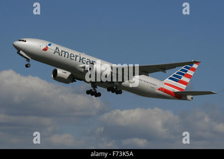 AA AMERICAN AIRLINES 777 TAKE OFF Stock Photo