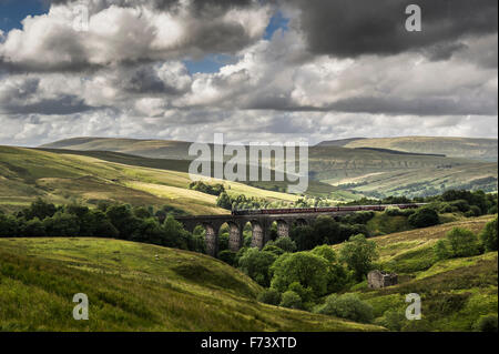 The Fellsman steam train headed by the Scots Guardsman crossing the Dent Head viaduct Stock Photo