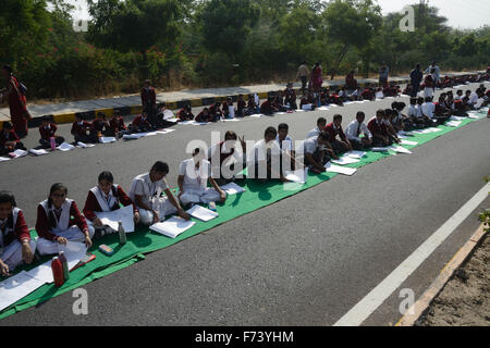 Girls and boys sitting on road, jodhpur, rajasthan, india, asia Stock Photo