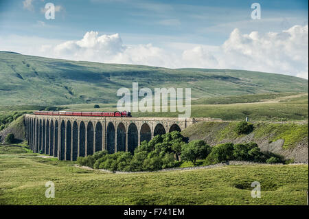 The Fellsman steam train Galatea crossing the Ribblehead Viaduct Stock Photo