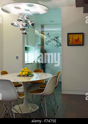 Dining room with glass wall partition in Compass Court Apartment, Shad Thames, London, England, UK Stock Photo